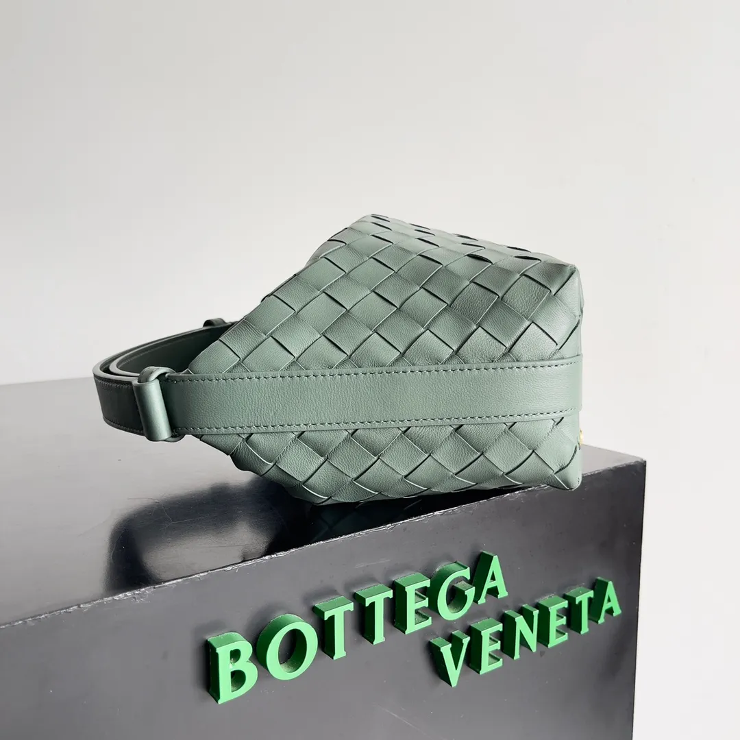 Batch 1360 It is predicted that BV Bottega’s lunch bag will be popular again this year. The entire bag is made of top nappa lambskin, which is very soft and lightweight. It also uses the intrecciato weaving process that the two founders spent several months developing from the beginning of the brand. It is completely hand-woven by Italian craftsmen. It perfectly reflects the craftsmanship of Bottega. The entire bag shape is also a very practical and popular lunch box bag type. The slightly curved arc of the bag mouth can also better fit our wrists. Style number: 754443 Size: 22*13*9